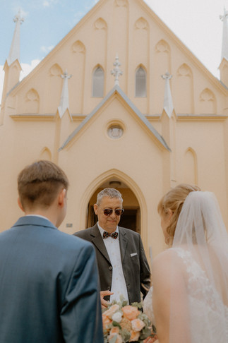 Hochzeitsfotograf in Stralsund : Beglückwünschung nach einer Trauung in der Kapelle. 