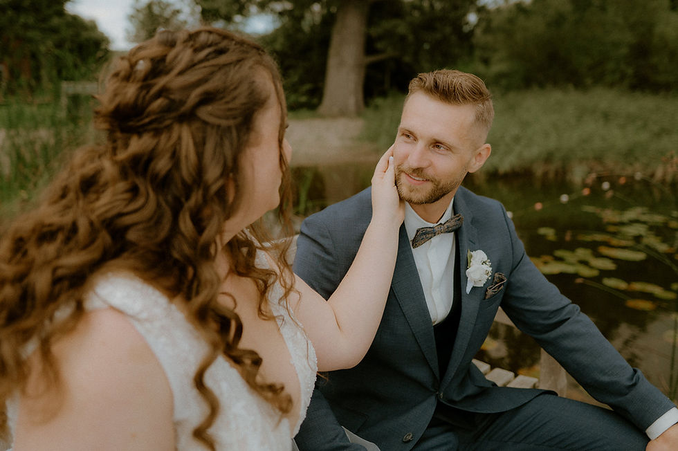 Hochzeitsfotograf Güstrow. Paarfotos beim Haus Wildrose in schönster Natur. Hochwertige Hochzeitsreportage in MV. 
