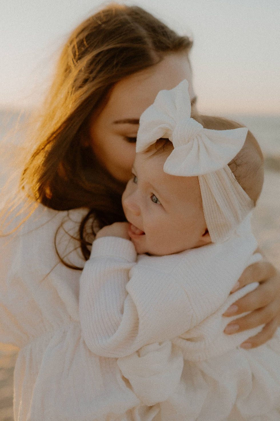 Mama-Kind Fotoshooting im goldenen Sonnuntergang in Heringsdorf. Ästhetische Familienshooting auf Usedom.