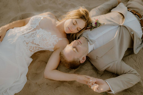 Entspannte Paarfotos am Meer in Dranske auf Rügen. Bucht hier euer After Wedding Shooting an der Ostsee.