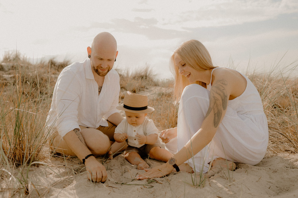 Familienfotograf Ostsee – Familienbilder Fischland Darss – Fotoshooting Prerow – Strandshooting Zingst - Babyfotograf Graal Müritz – Familienfotos Rövershagen – Fotograf Neugeborene Barth – Familienfotografie Ribnitz-Damgarten