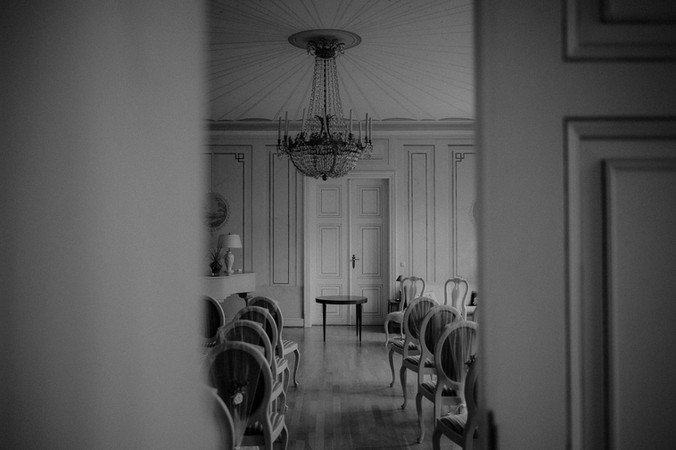 Trausaal im Musenhof Poppendorf. Fotograf begleitet freie Trauung auf dem Land in MV. 