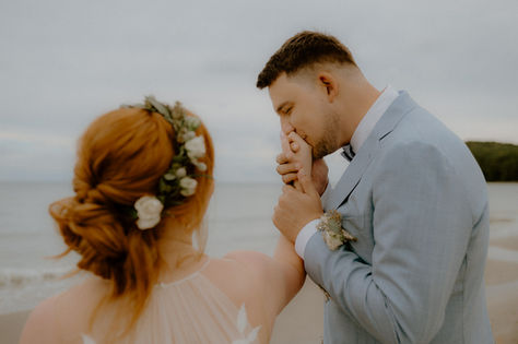 Hochzeit zu Zweit in Zinnowitz : Bräutigam küsst zärtlich die Hände der Braut. Gefühlvolle Hochzeitsshootings am Strand auf Usedom.