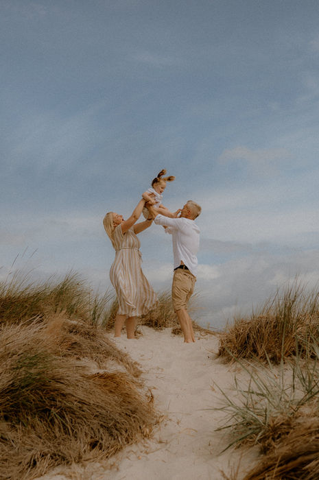 Natürliche Familienshootings in Wustrow am Strand - Fotograf für Familien im Urlaub in Zingst