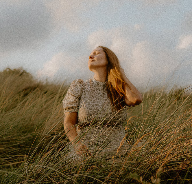 Fotoshooting in den Dünen bei Prerow - Portraitfotografin auf Fischland Darß. 