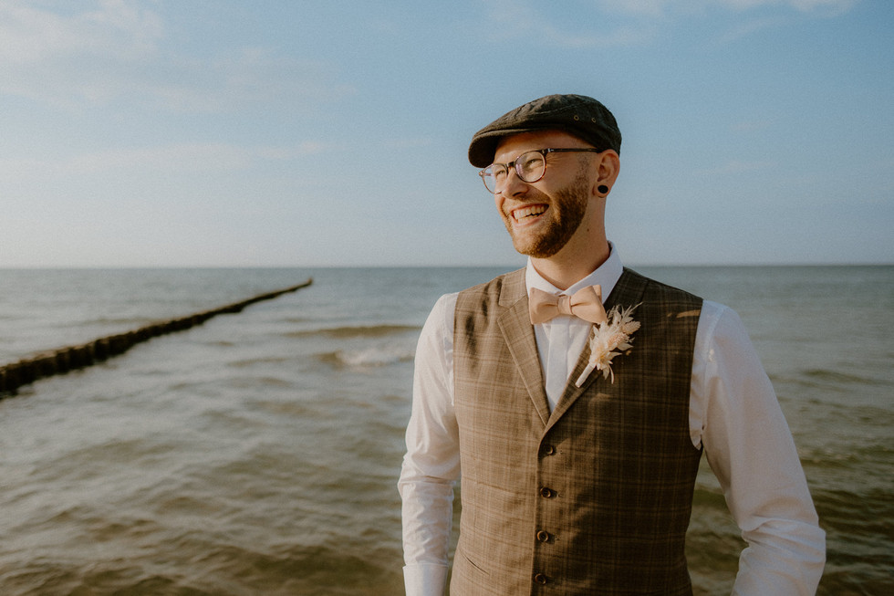 Portrait vom Bräutigam in Prerow. Herzlicher Moment während Brautpaarshooting in Zingst.