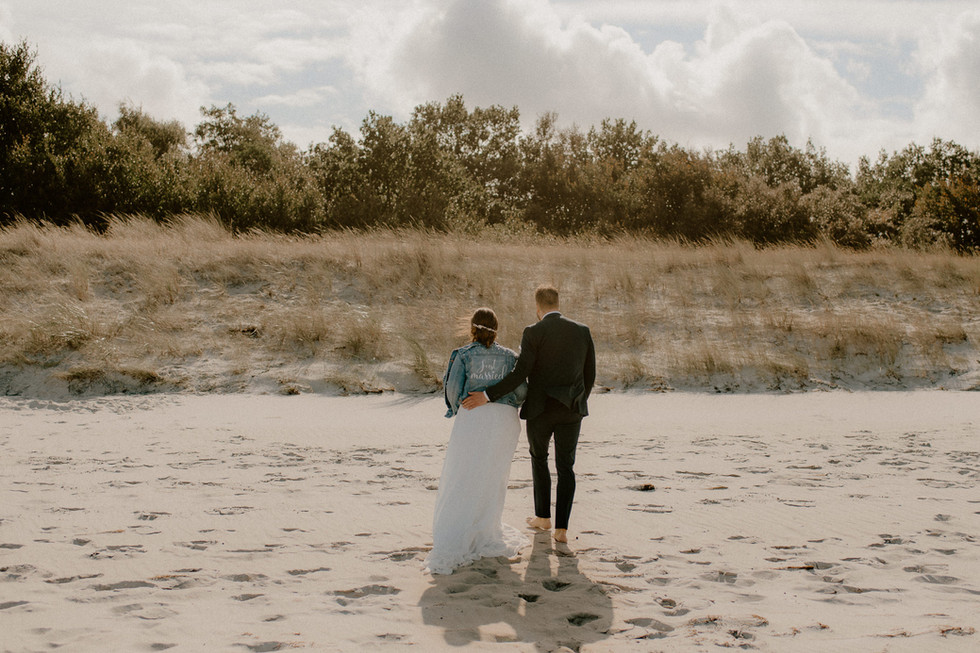 After Wedding Shooting - Fischlanddarß - Paarshooting Zingst - Hochzeitsfotograf Prerow - Heiraten Ostsee - Meerblick - Hochzeit zu Zweit - Ahrenshoop - Hochzeitsshooting Strand - Freie Traung Ostsee