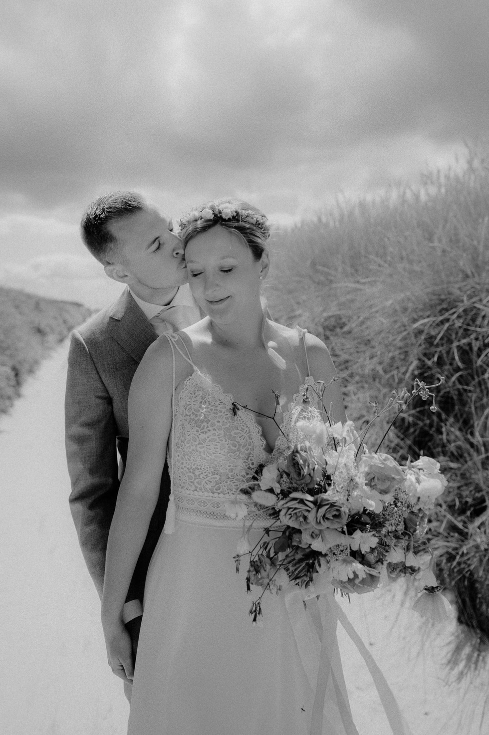 Hochzeitsreportage Hiddensee - freie Trauung Ostsee - Hochzeitsbilder auf Rügen - Fotograf Hiddensee Hochzeiten - Hochzeit zu Zweit Ostsee - Rügen - Binz - Heiraten am Meer - After Wedding Shooting Hiddensee - Hochzeitsfotos Asta Nielsen Haus in Vitte
