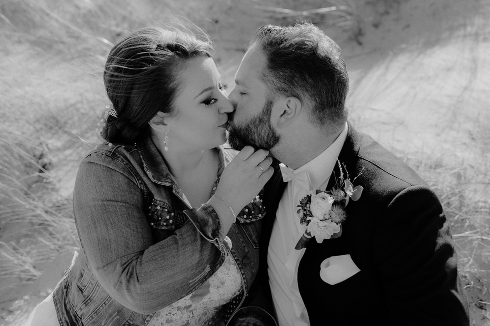 After Wedding Shooting - Fischlanddarß - Paarshooting Zingst - Hochzeitsfotograf Prerow - Heiraten Ostsee - Meerblick - Hochzeit zu Zweit - Ahrenshoop - Hochzeitsshooting Strand - Freie Traung Ostsee