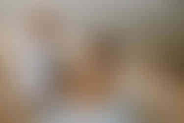 After Wedding Fotoshooting Ostsee : Paar sitzt am Meer, schaut sich verliebt in die Augen