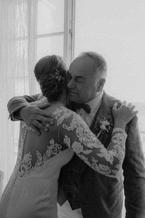Emotionale Hochzeitsfotos im Kurhaus in Binz. Hochzeitsfotografin auf Rügen.