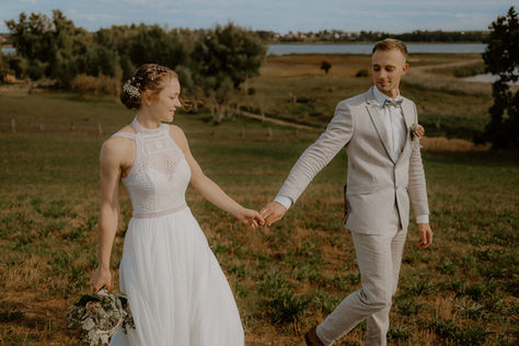 Brautpaar spaziert verliebt in der Natur auf Usedom. Standesamtlich heiraten auf Usedom. Hochzeitsfotografin begleitet euren Tag einfühlsam.