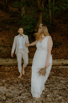 Braut schaut ihre Ehemann verliebt an! Beide haben in Timmendorfer Strand geheiratet. Fotograf begleitet ihre Hochzeit.