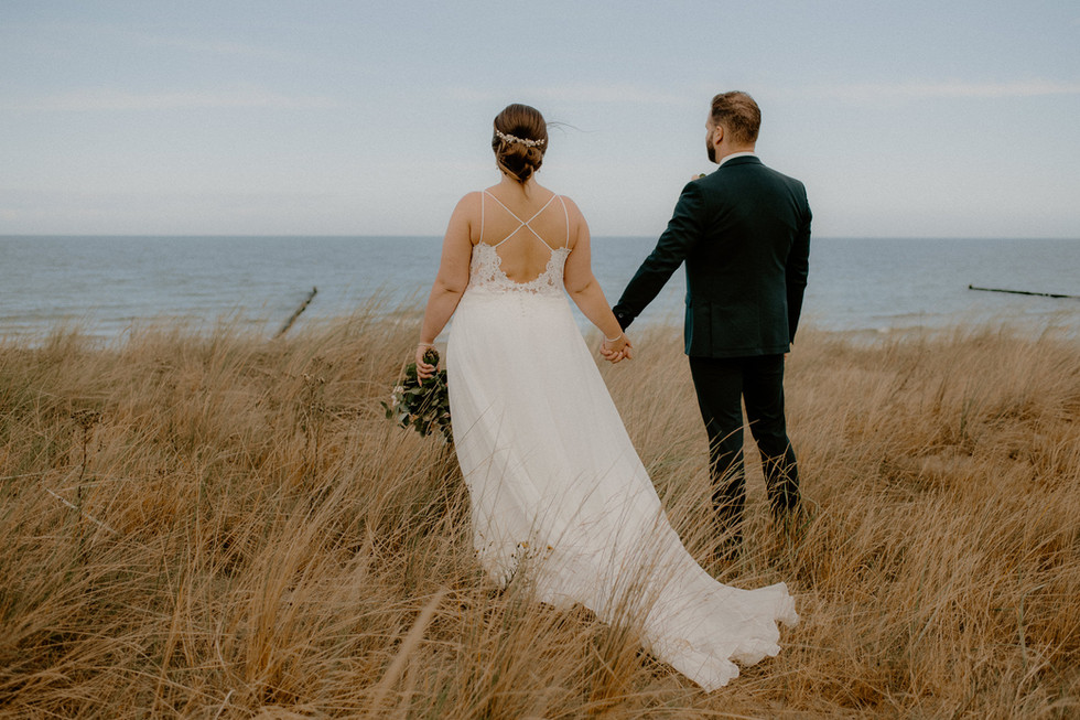 After Wedding Shooting - Fischlanddarß - Paarshooting Zingst - Hochzeitsfotograf Prerow - Heiraten Ostsee - Meerblick - Hochzeit zu Zweit - Ahrenshoop - Hochzeitsshooting Strand - Freie Traung Ostsee