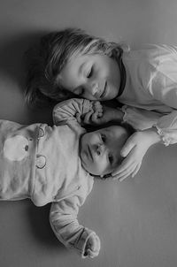 Geschwistershooting Rostock: Bruder und Schwester kuscheln im Familienbett.