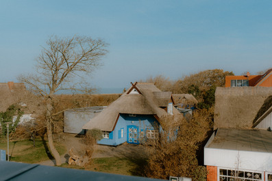 Blick von der Dachterrasse in Ahrenshoop auf die Ostsee - Hochzeitsfotografie auf Fischlanddarß - Fotograf für intime Momente am Hochzeitstag