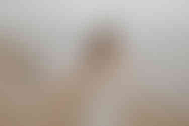 Herbstliche Hochzeit in Timmendorfer Strand. Braut genießt während Fotoshooting den Anblick der Ostsee.