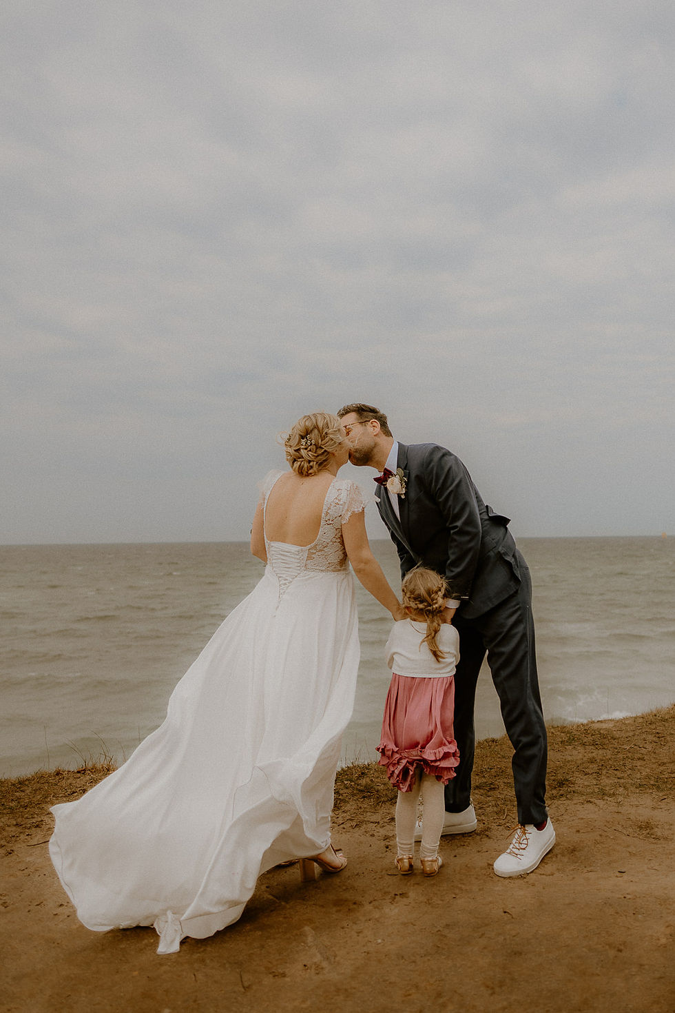 Fotograf aus Rostock begleitet Paar an ihrem Hochzeitstag in Nienhagen - Pärchen küsst sich innig im Gespensterwald Nienhagen