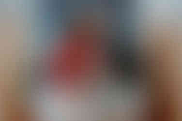 Momentaufnahme bei einer Hochzeitsbegleitung in Binz auf Rügen : Gäste sitzen mit Getränk im Strandkorb.