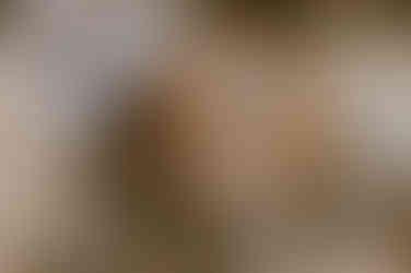 Intime Hochzeit zu Zweit auf Usedom : Pärchen liegt verträumt am Strand auf Usedom.