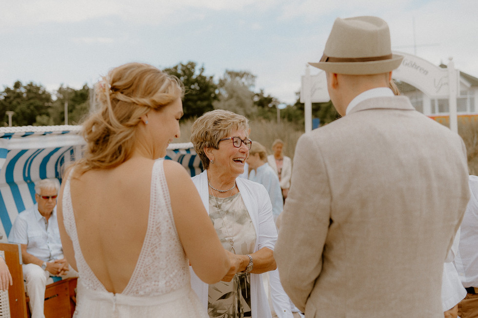 Freie Trauung Rostock – Strandhochzeit Fischlanddarß – Elopementhochzeit Rügen – Heiraten am Strand – Binz – Hochzeitsfotograf Warnemünde – Hochzeitsshooting Zingst – Hochzeit im Schloss Ulrichshusen – Mecklenburg Vorpommern – Hochzeitsfotografie – Hochzeitsplaner Insel Rügen – Brautstrauß Ahlbeck – Frisör Braut Rostock – freie Trauung Garten Stralsund – Hochzeitsfotos Neubrandenburg – Ostseehochzeit Kühlungsborn – Hochzeitsplanung Warnemünde