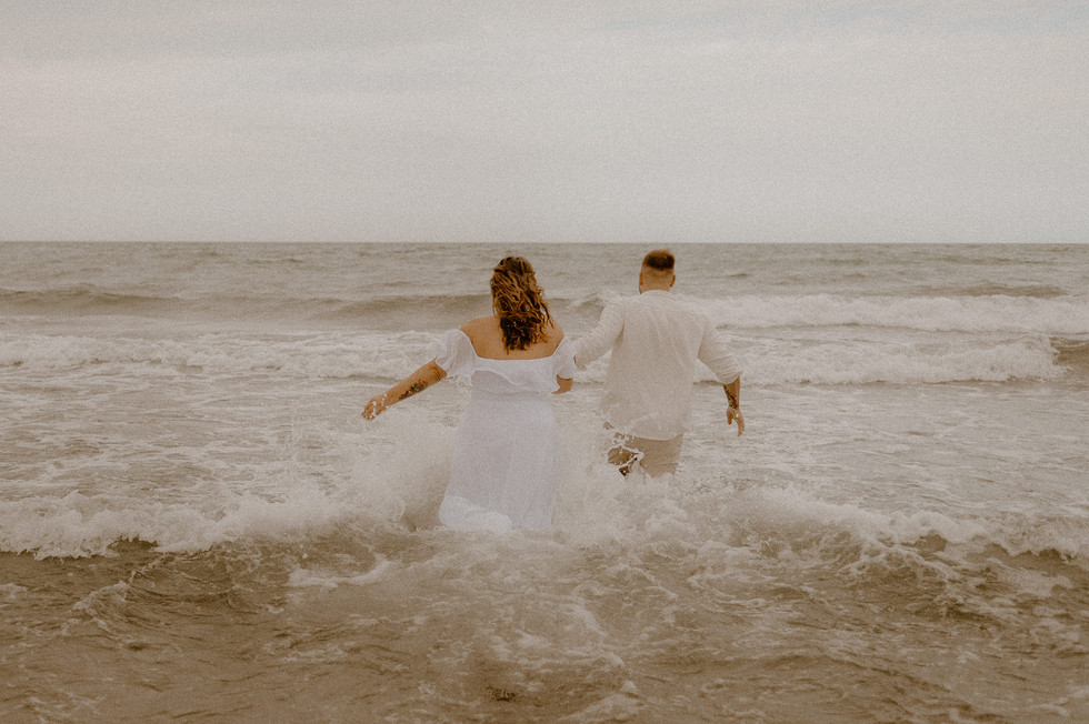Pärchen läuft am Ostseestrand aufgelassen ins Meer. Authentische Fotos von Pärchen am Kap Arkona, Hafen Vitt und Strand Nordufer.
