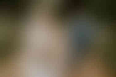 Brautpaarshooting in einem Park in Stralsund. Pärchen heiratet im Rathaus Stralsund. 