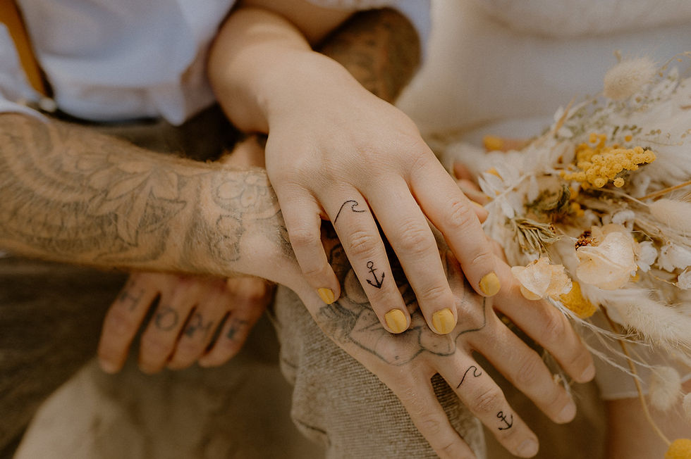 Tätowierte Eheringe eines frisch verheirateten Paares - unkonventionelle Hochzeit in Kowerow - Hochzeitsfotograf für ausgergewöhnliche Hochzeiten auf Usedom