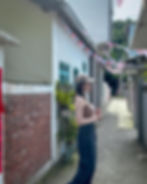 台中兩天一夜景點推薦 第五站|清水眷村 這裡比彩虹眷村更寧靜也更有生活味。 清水眷村文化園區 以老屋+故事為主軸,整修後保留原本眷舍的格局。巷弄裡有復古理髮廳、懷舊雜貨鋪、小型展覽與在地市集。我喜歡那種在午後陽光裡的安靜,能聽到小孩笑聲、風吹動老樹的聲音。如果幸運遇到假日,還有在地藝術家現場表演,非常溫暖~