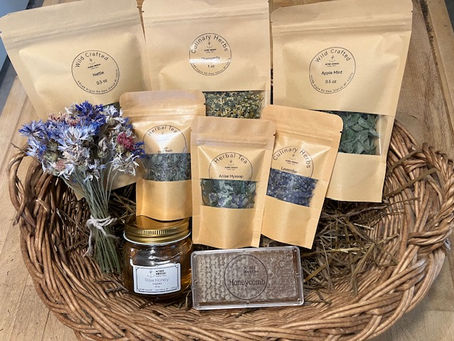 4 DIY Herbal Tea and Honey Gift Ideas: From a Simple Box to Custom Blend