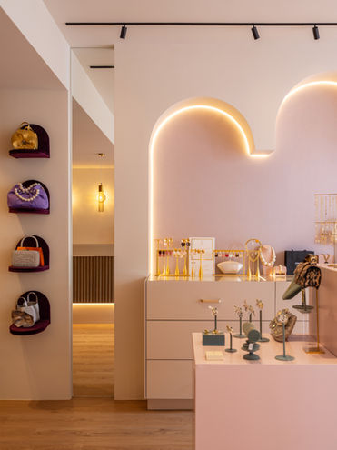 Interieurontwerp van Jewelry Boutique Mabelle met roze maatwerk interieur en sieradendisplays.