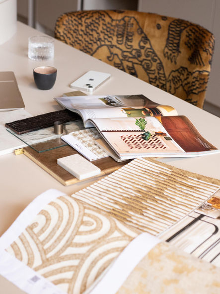 Selectie van stoffen en materiaalstalen voor een luxe interieurontwerp.