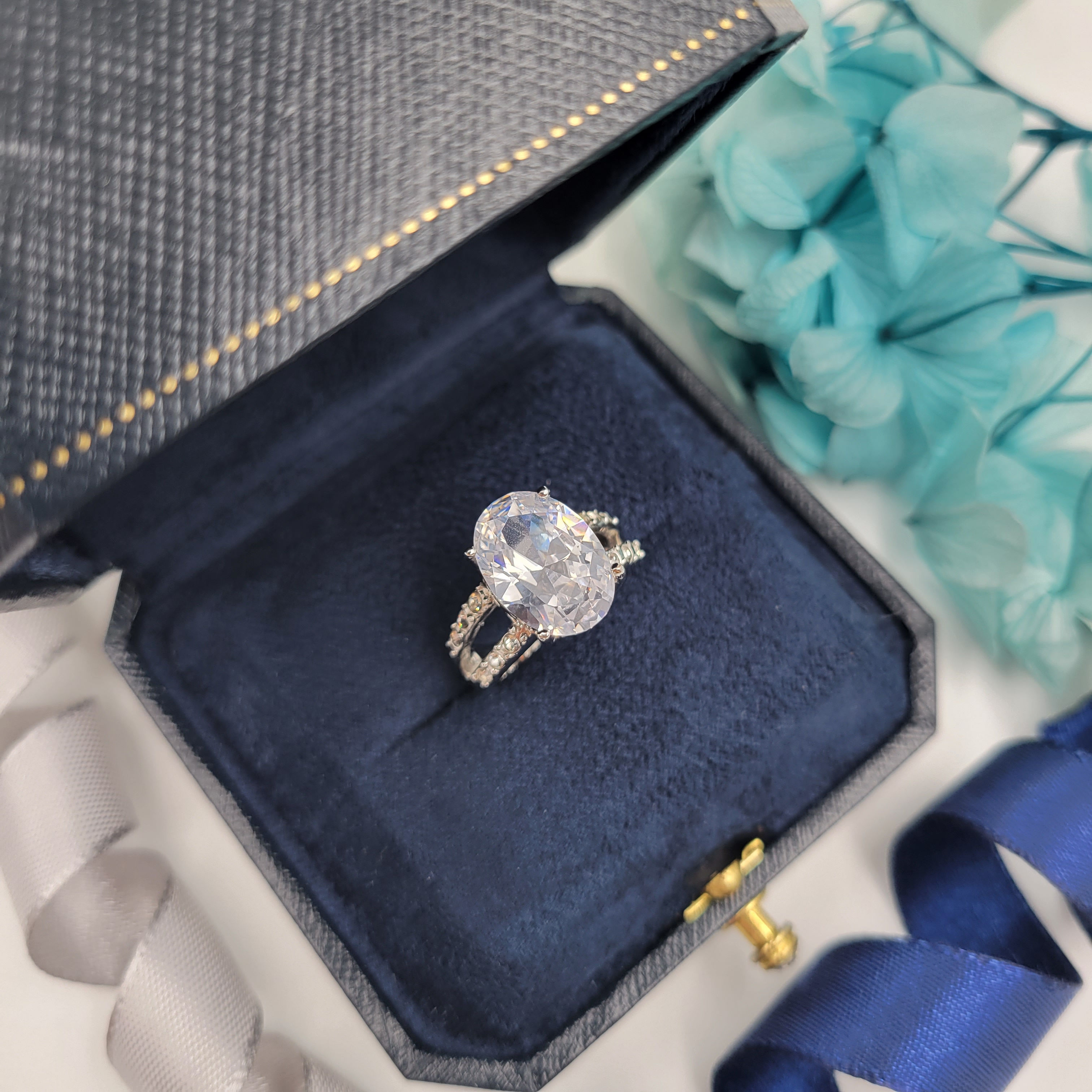 MR302 - 5 Carat Oval Cut Moissanite Pave Ring -5卡橢圓形莫桑石伴碎鑽戒