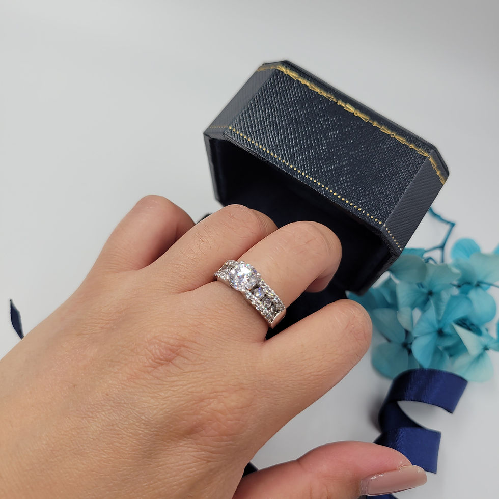 Thumbnail: MR243 - 1 Carat Round Cut Moissanite Pave Ring - 1卡圓形莫桑石伴碎鑽戒