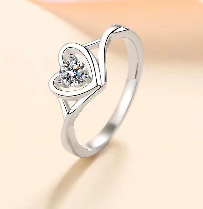 Thumbnail: MR201 - 0.30 Round Cut Heart Frame Moissanite Ring -  30份心形框莫桑石戒指