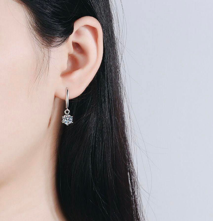 Thumbnail: ME133 - 2 Carat Round Cut Moissanite 6-prong Earrings - 2卡圓形莫桑石六爪耳鉤
