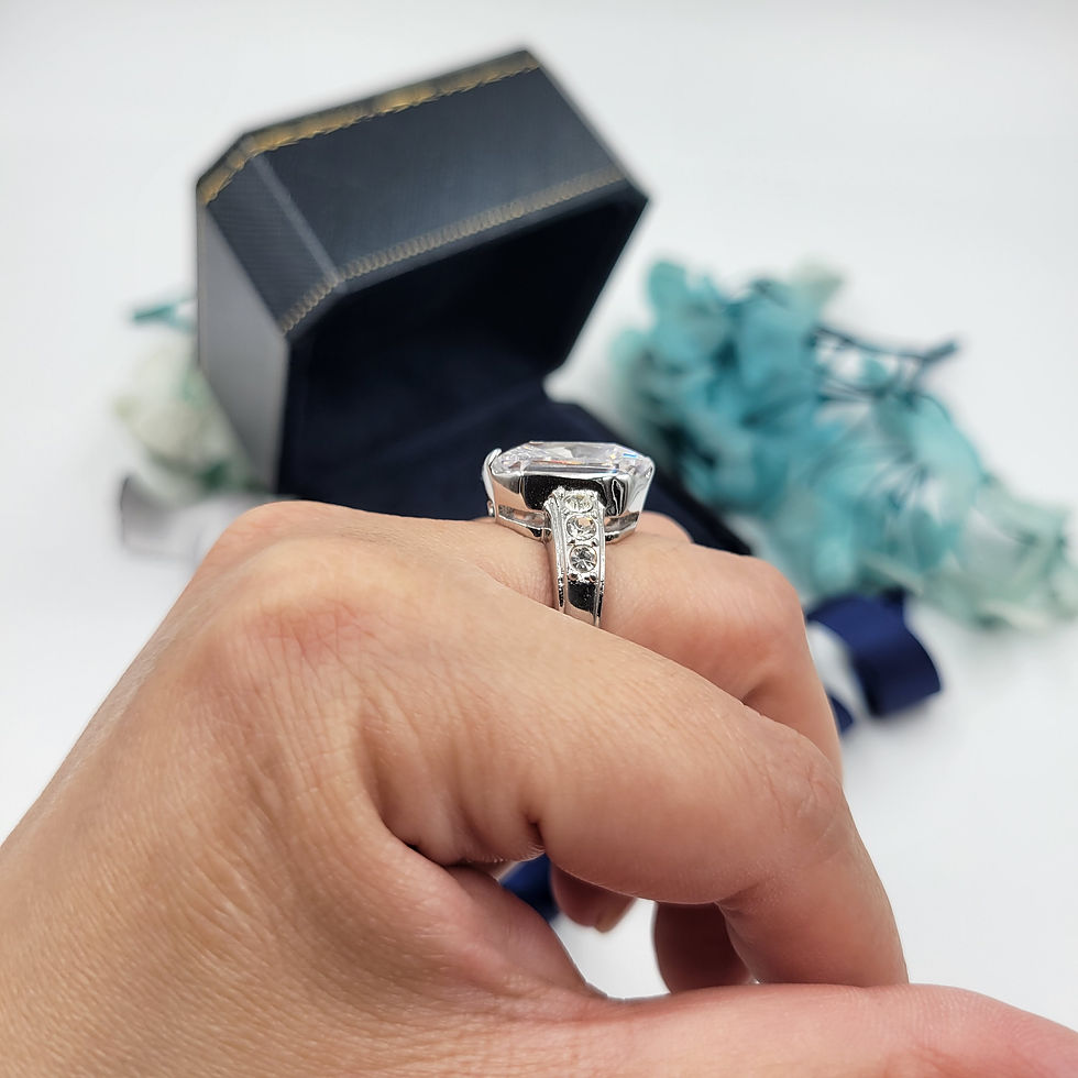 Thumbnail: MR300 - 14 Carat Radiant Cut Pave Ring - 14卡雷恩斯形莫桑石伴碎鑽戒