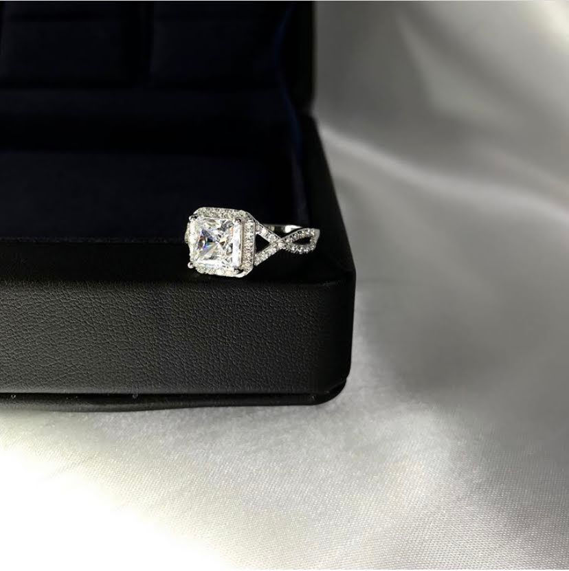 Thumbnail: MR135 - 2 Carat Princess Cut Moissanite Crossed Band - 2卡公主方卡莫桑石交叉臂戒指