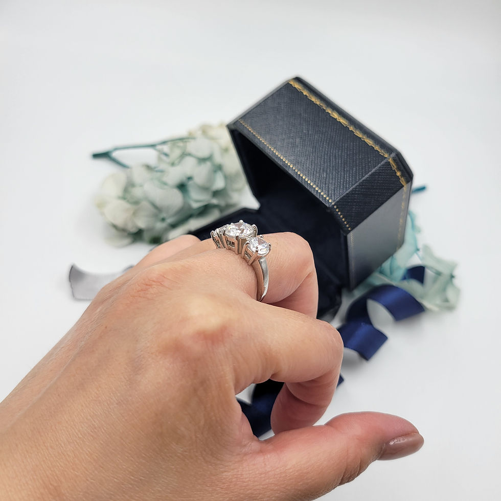 Thumbnail: MR304 - 4 Carat Round Cut Moissanite Three-stone Ring - 4卡圓形莫桑石三石戒指