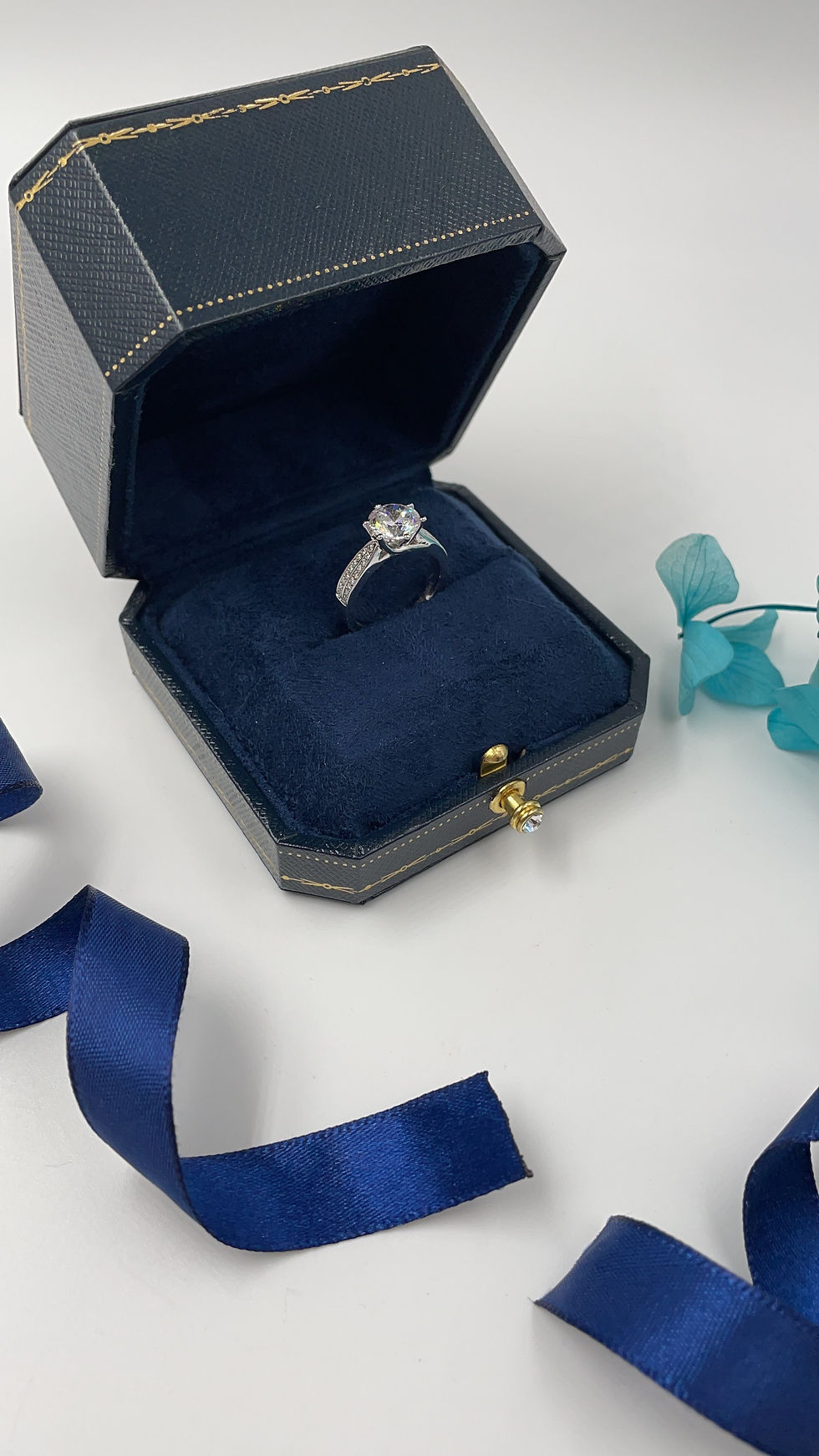 Thumbnail: MR80 - 2 Carat Round Cut "W" Moissanite Ring - 2卡圓形"W"莫桑石戒指
