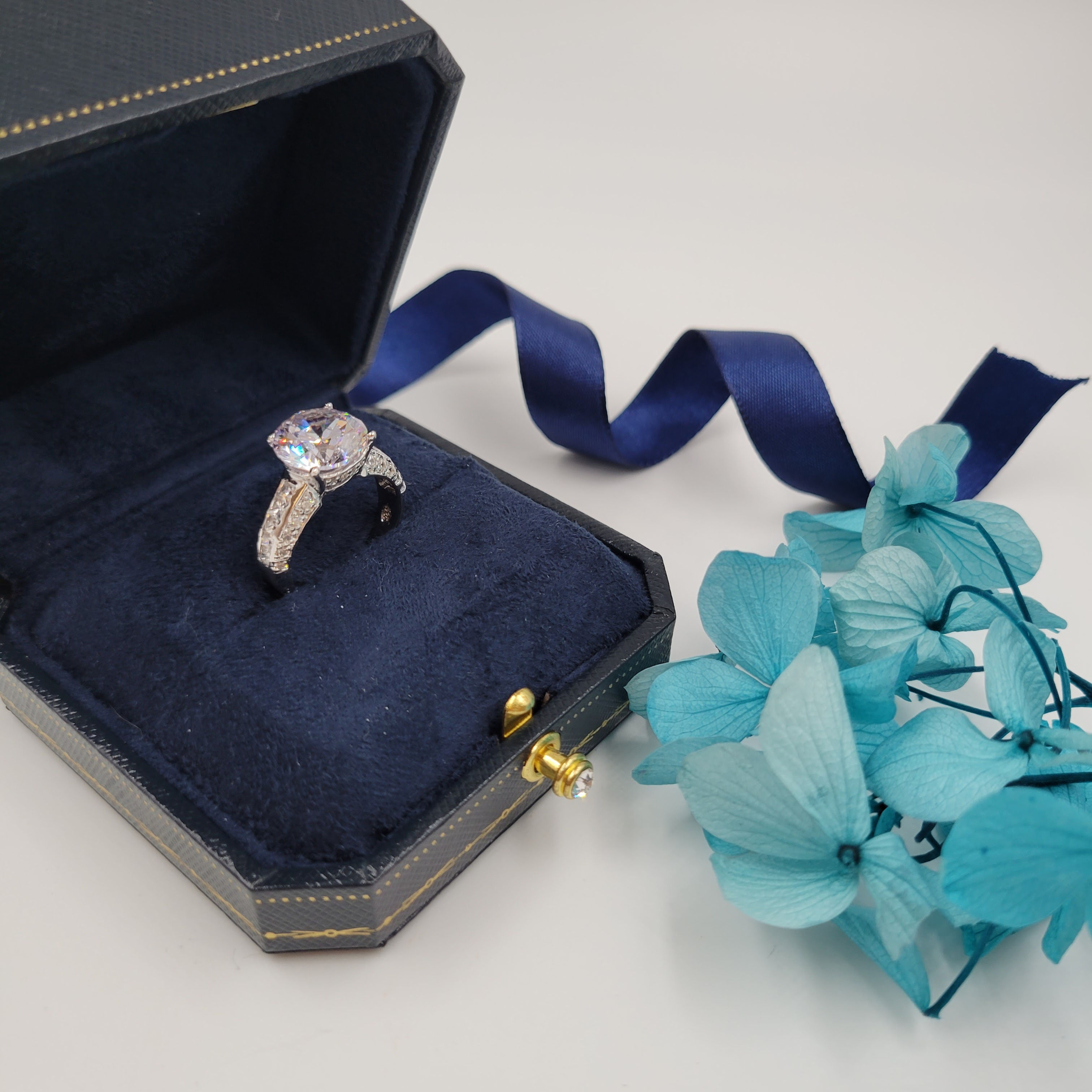 MR224 - 5 Carat Round Cut Moissanite 3-side Pave Ring - 5卡圓形莫桑石三邊伴碎鑽戒