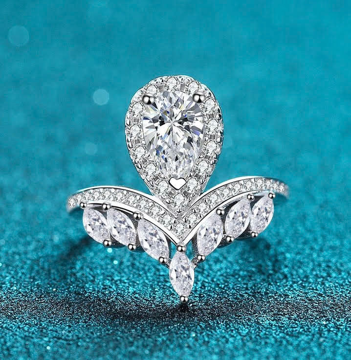Thumbnail: MR203 - 1 Carat Pear Cut Moissanite Halo Crown Ring - 1卡梨形莫桑石圍石皇冠戒
