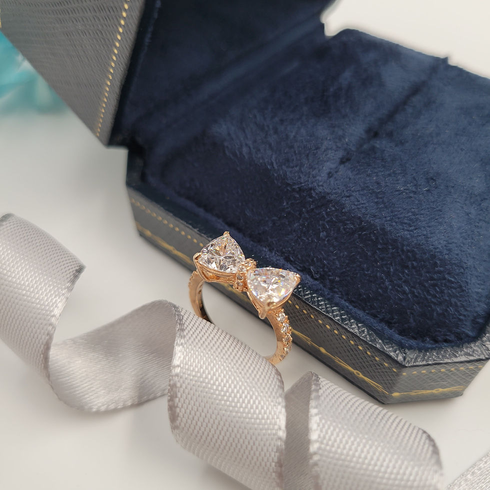 Thumbnail: MR237 - 3 Carat Trillion Cut Moissanite Bow Pave Ring - 2兩卡三角形切割莫桑石蝴蝶結伴碎鑽戒