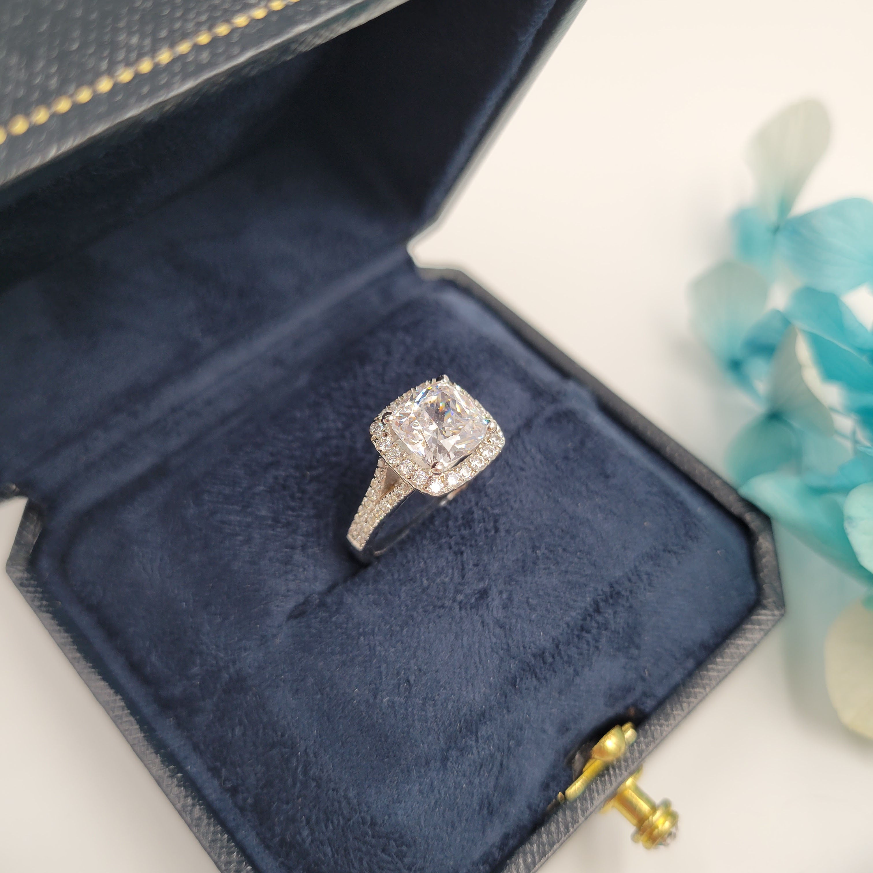 MR235 - 2.5 Carat Cushion Cut Moissanite Halo Y-band Pave Ring - 2卡枕形莫桑石圍石Y臂伴碎鑽戒