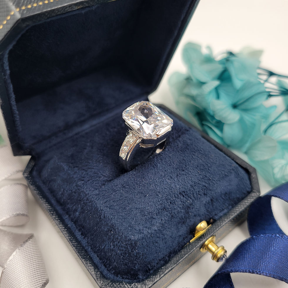 Thumbnail: MR300 - 14 Carat Radiant Cut Pave Ring - 14卡雷恩斯形莫桑石伴碎鑽戒