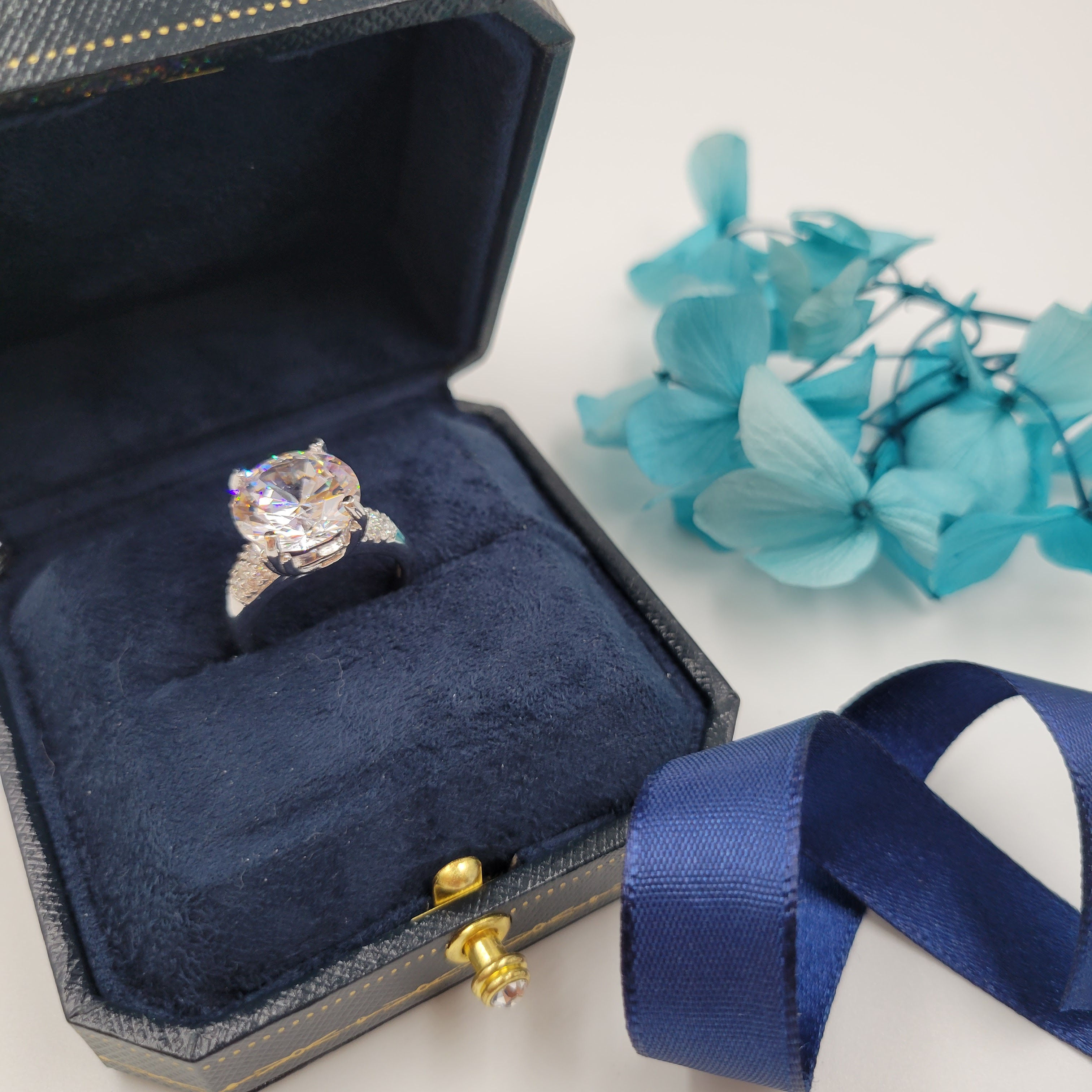 MR223 - 5 Carat Round Cut Moissanite Micro-pave Ring - 5卡圓形莫桑石伴碎鑽戒