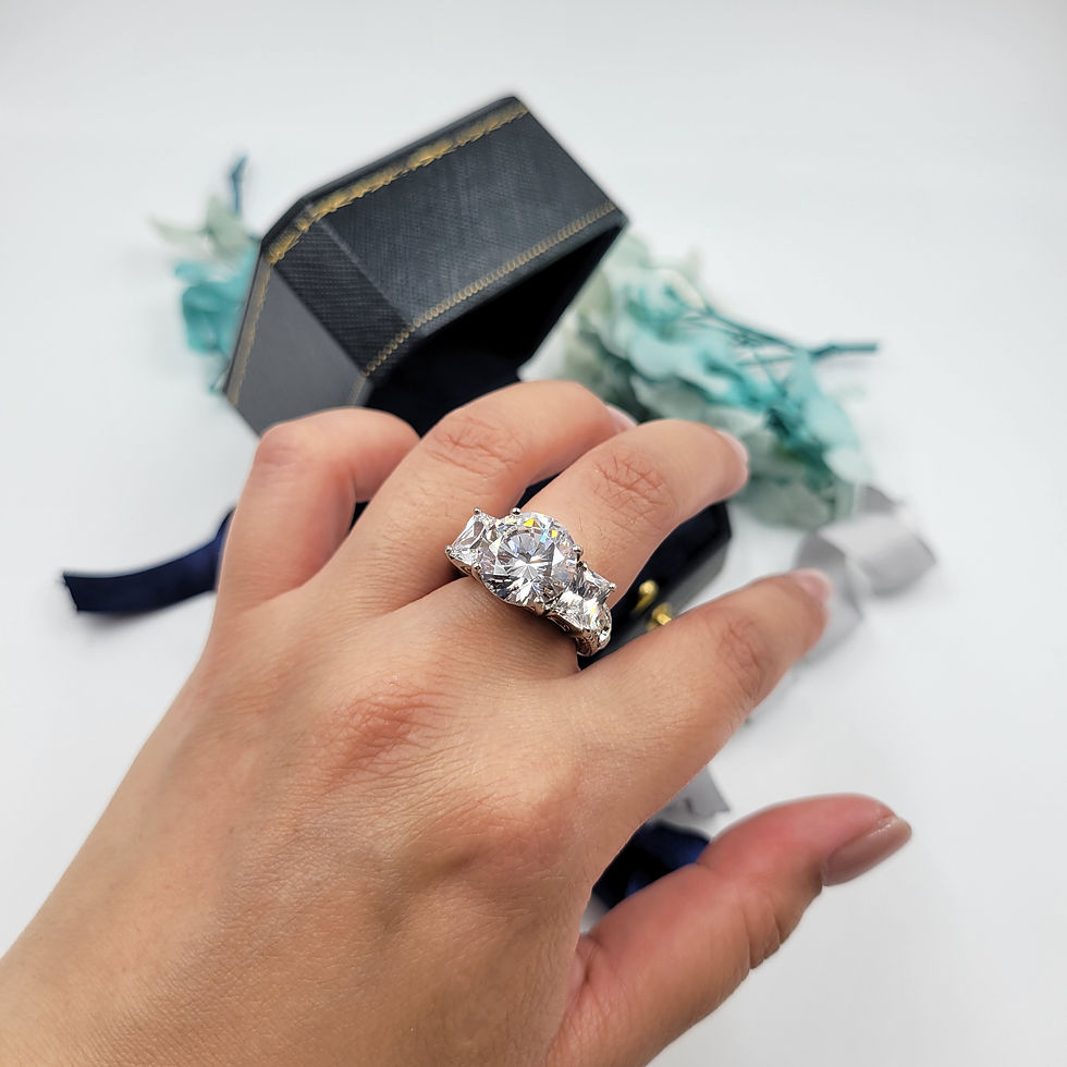 Thumbnail: MR283 - 5 Carat Round Cut Moissanite Three-Stone Ring - 5卡圓形莫桑石三石戒指