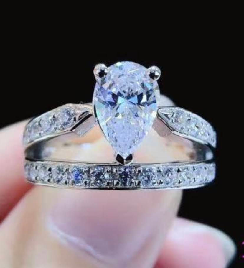 2.3 carats pear-cut Moissanite ring - 2.3卡梨形莫桑鑽石戒指