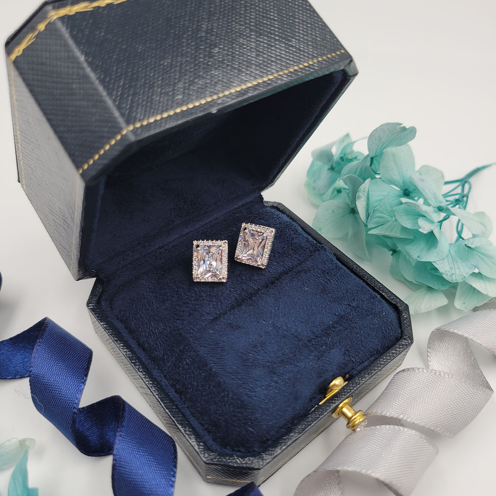 Thumbnail: RSE22 - Radiant Cut Zirconia Halo Stud Earrings - 明亮切割鋯石圍石耳釘