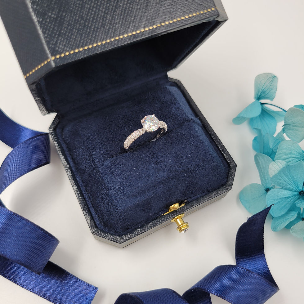 Thumbnail: MR190 -1 Carat Round Cut Moissanite Pave Ring - 1卡圓形莫桑石伴碎鑽戒